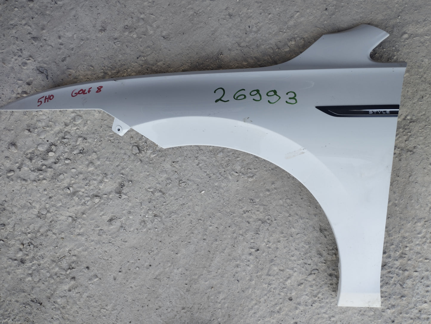 Blatnik spredaj levo -VW GOLF 8-