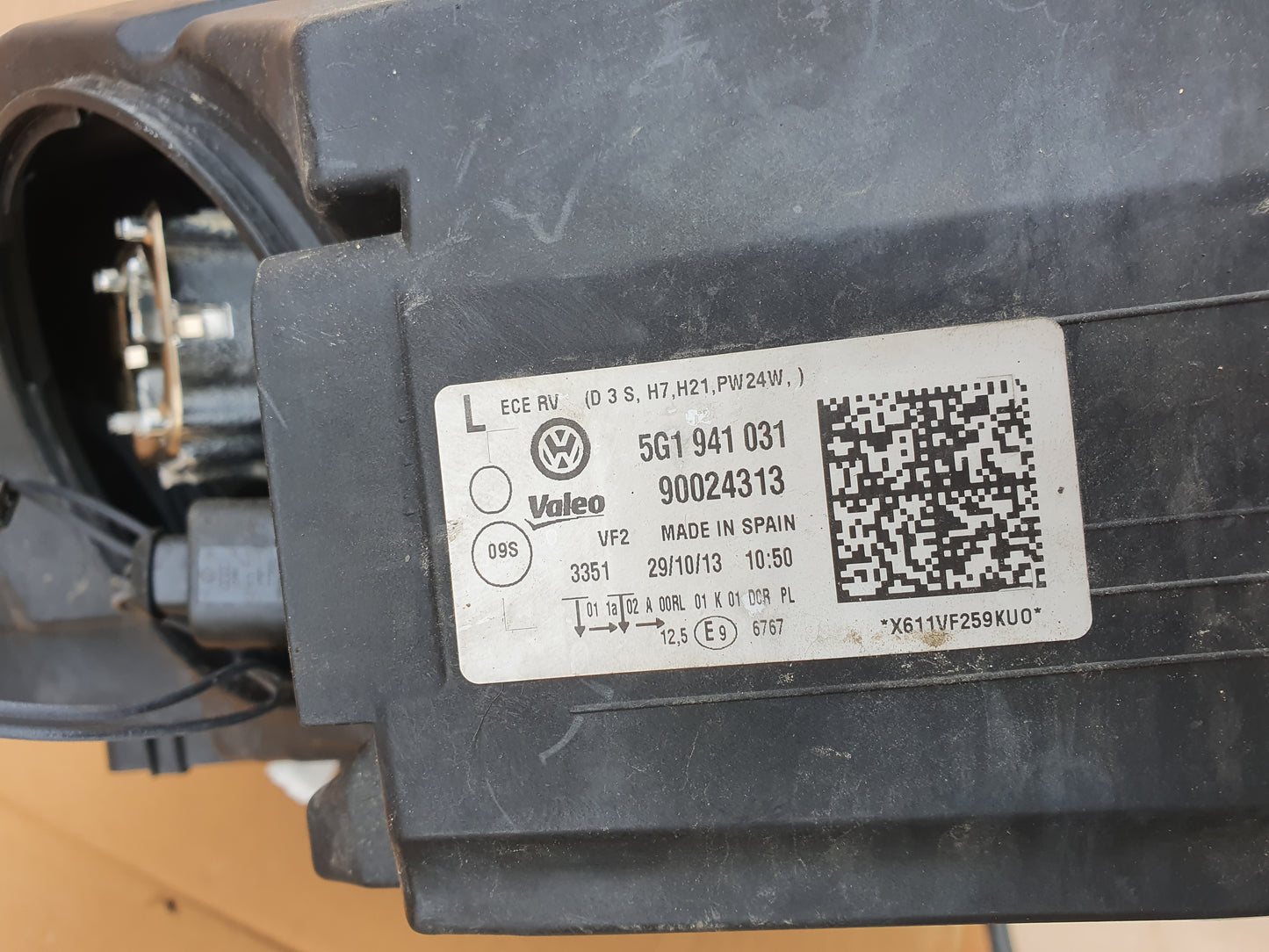 Žaromet spredaj levo xsenon -VW GOLF 7 -POŠKODOVAN-