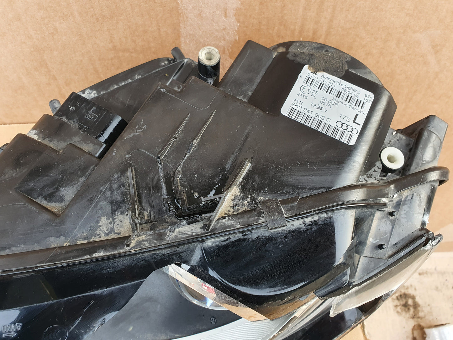 Žaromet spredaj levo xsenon -AUDI A4 B8- POŠKODOVAN-