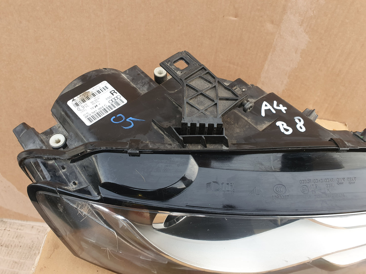 Žaromet spredaj desno xsenon -AUDI A4 B8 -POŠKODOVANO-