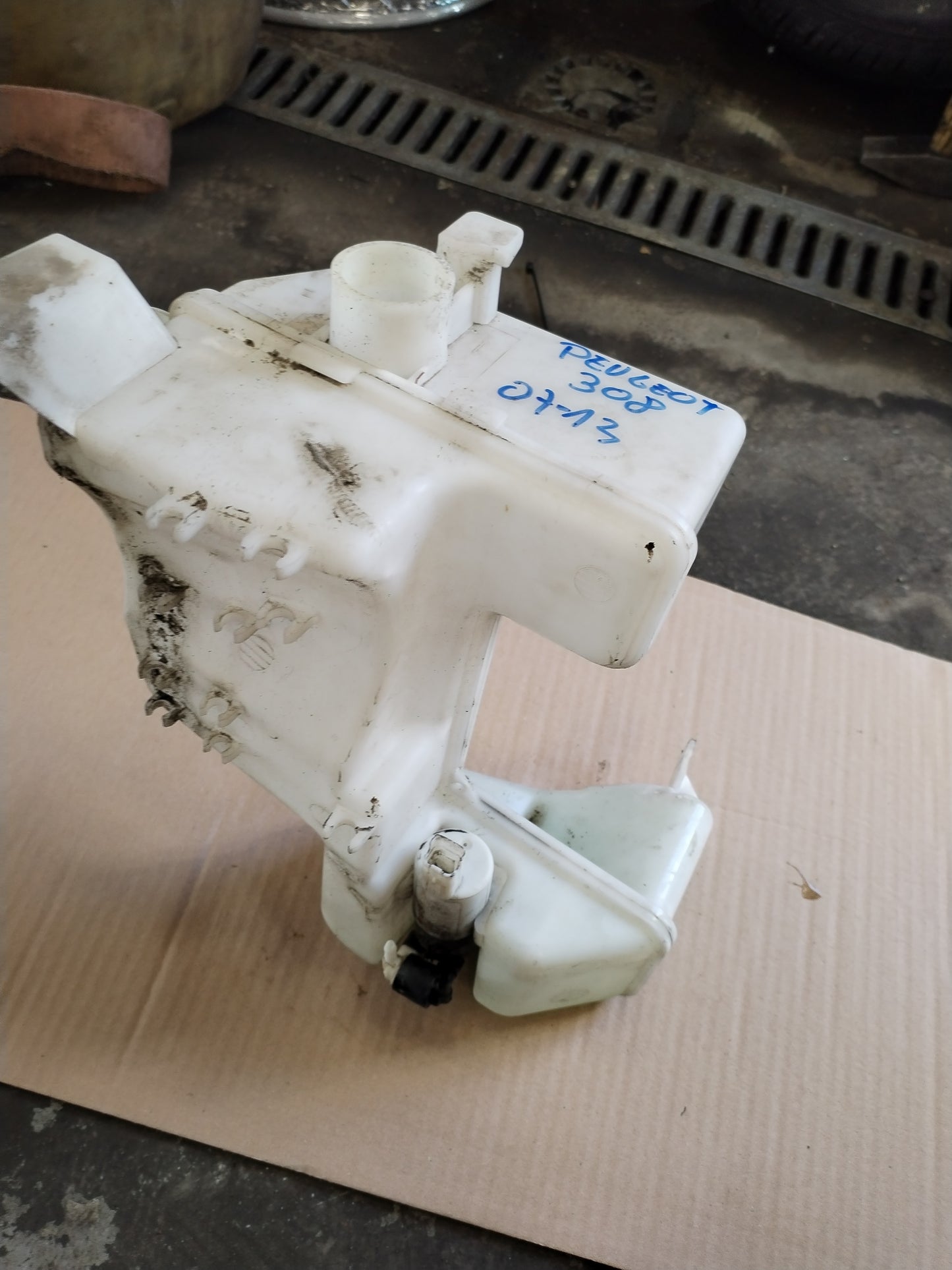 Posoda za vetrobransko tekočino - Peugeot 308