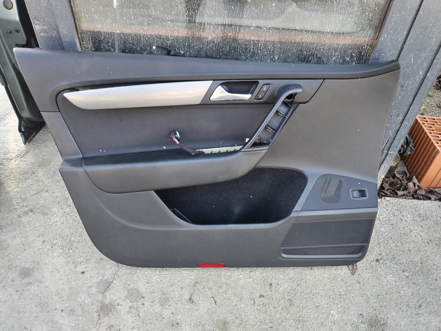 Inner lining of the left door - Passat B7