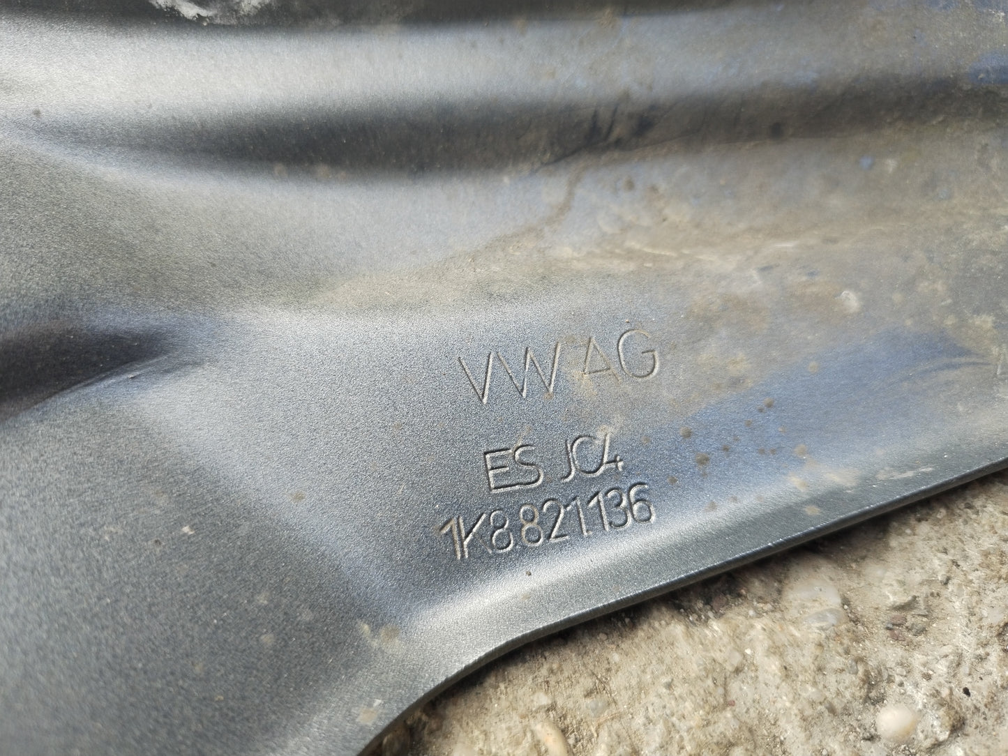 Nosilec blatnika desno -VW SCIROOCO