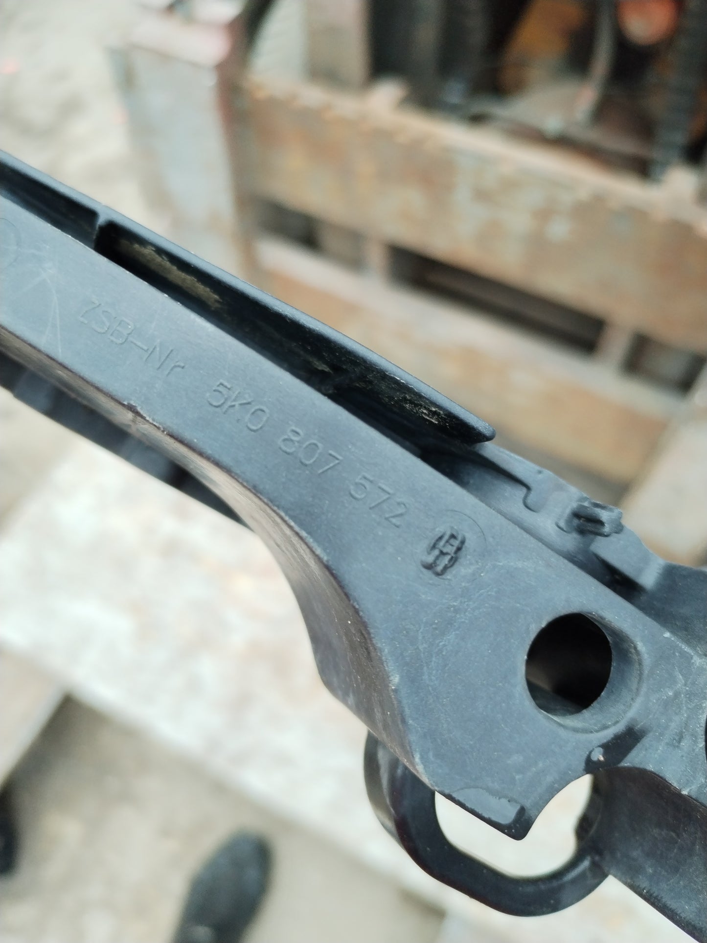 Nosilec žarometa desno -VW GOLF 6