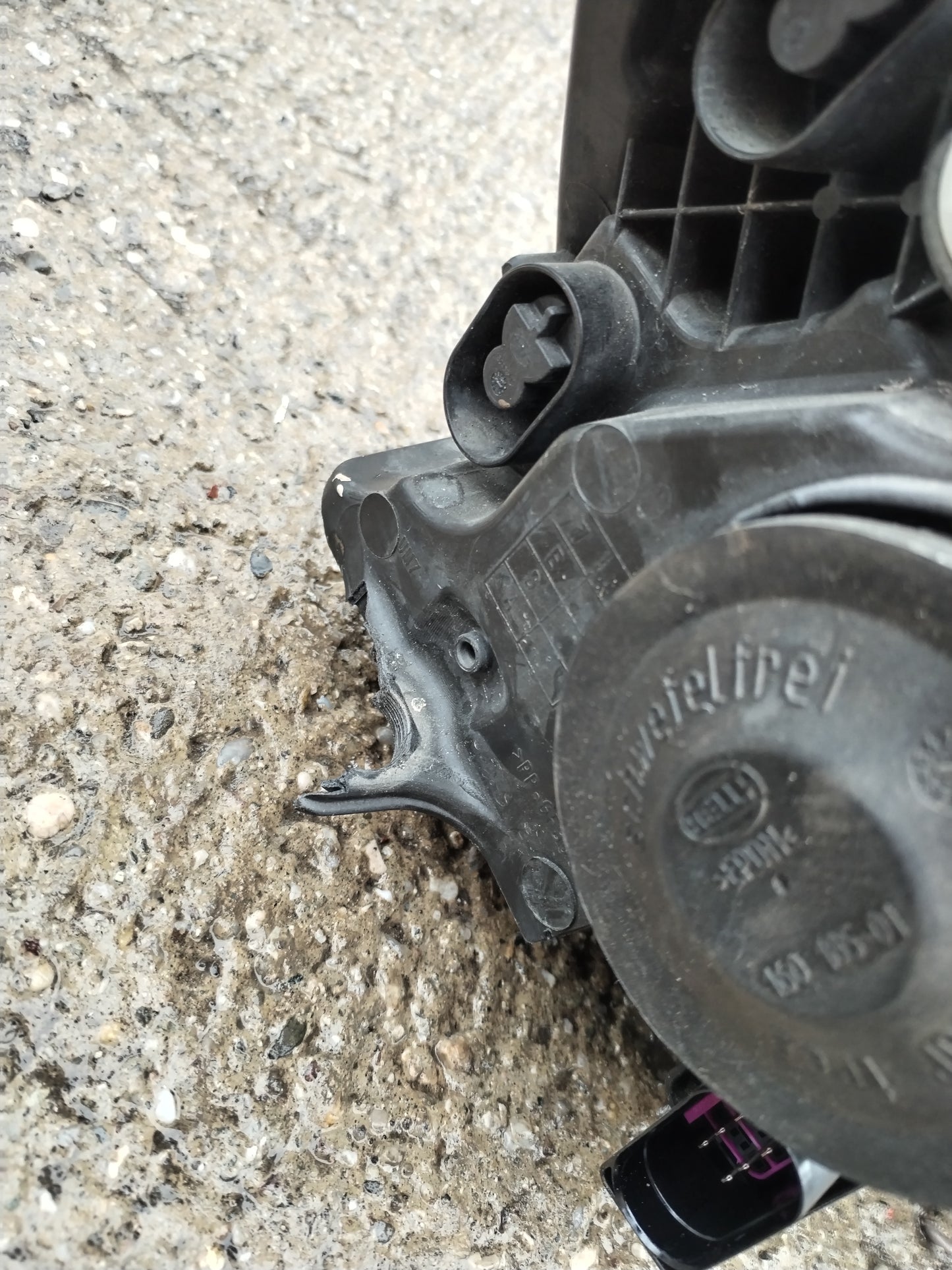 Žaromet sprednji levi -ŠKODA FABIA III -POŠKODOVAN-