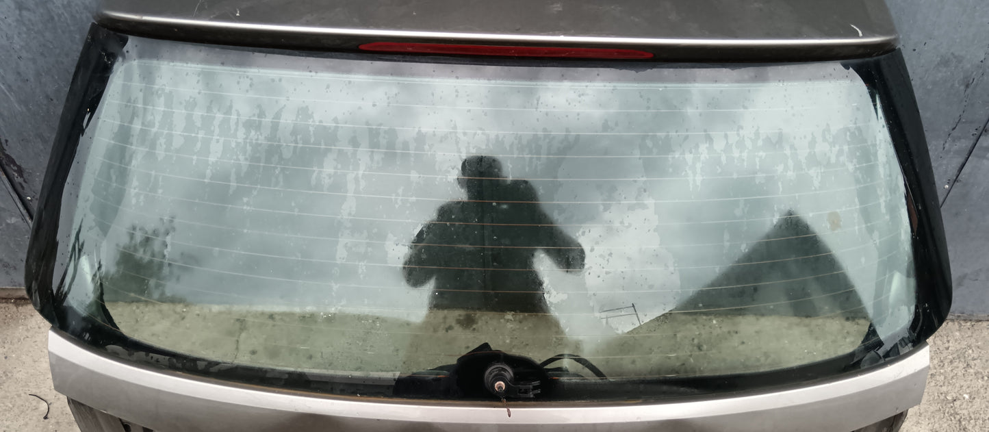 Steklo prtljažnih vrat -VW PASSAT- b7 2011-2015