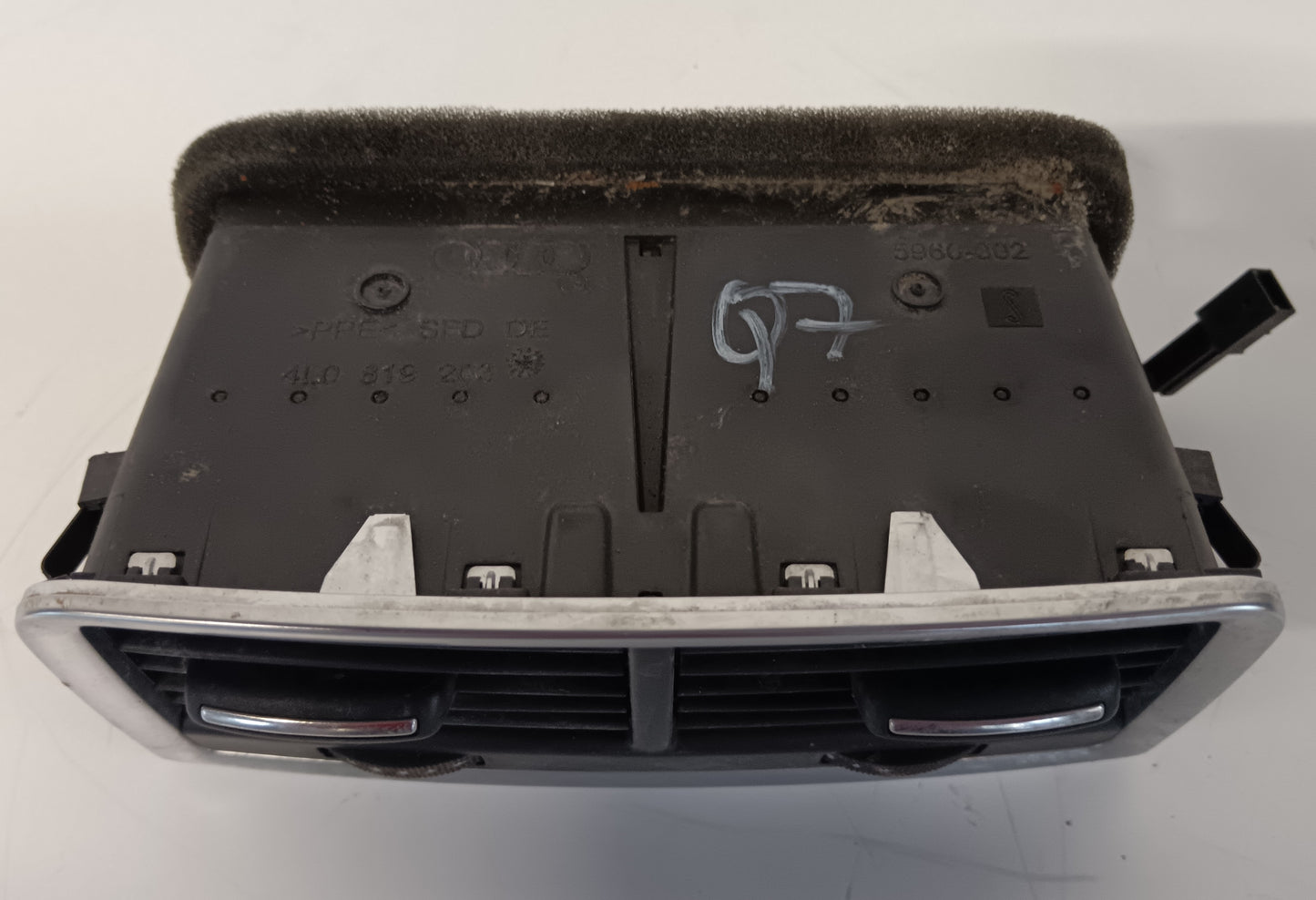 ZADNJA PREZRAČEVALNA ODPRTINA AUDI 4L 4L0819203