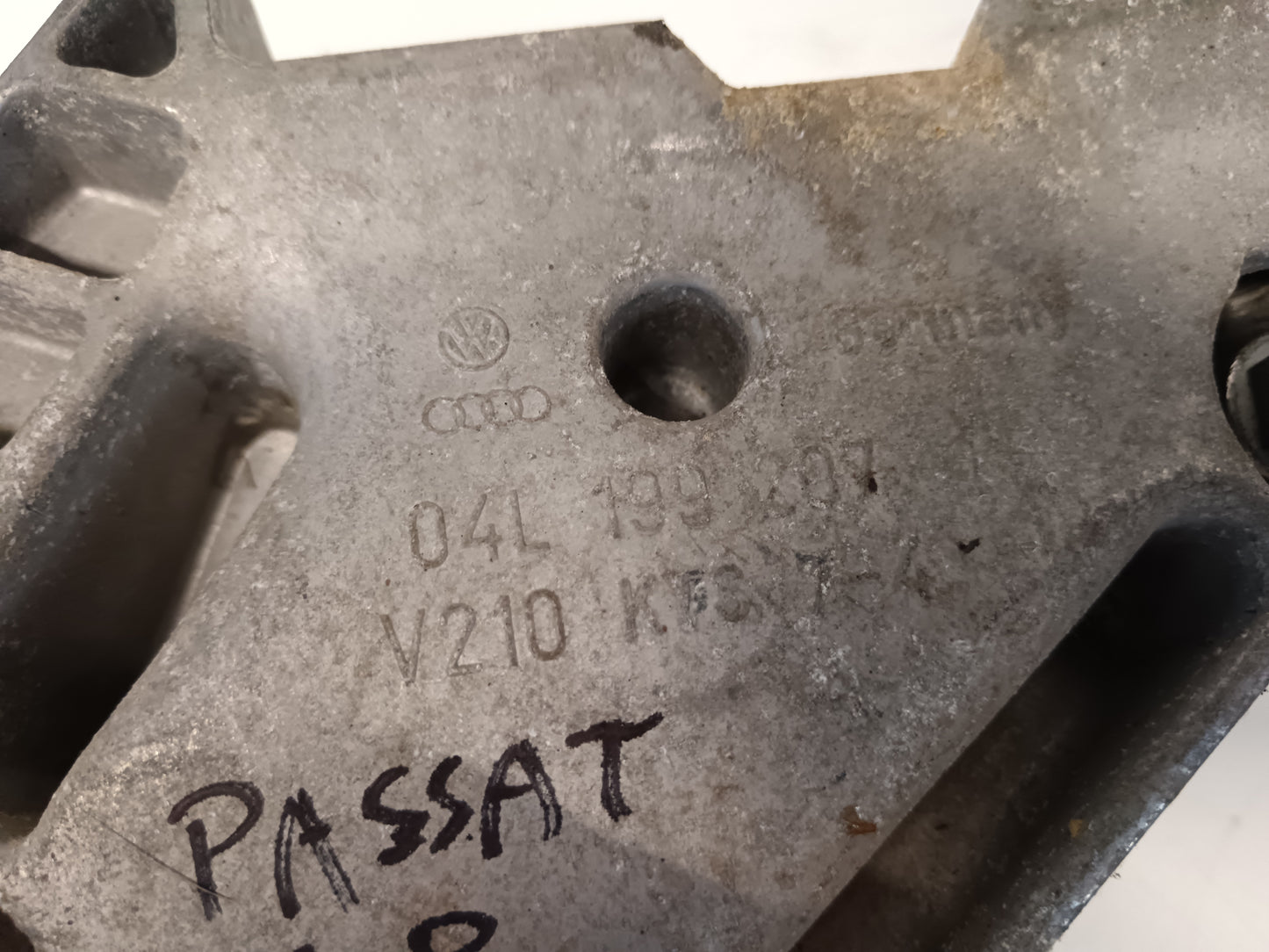 PODPORNA NOGA MOTORJA PASSAT B8 04L199207