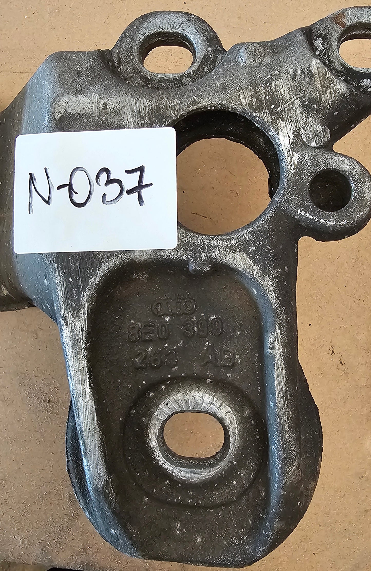 Nosilec menjalnika-Audi