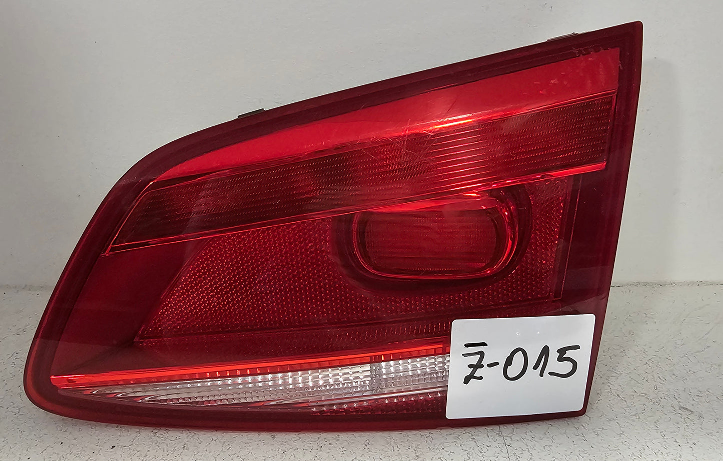 Žaromet zadnji levi VW Passat B7