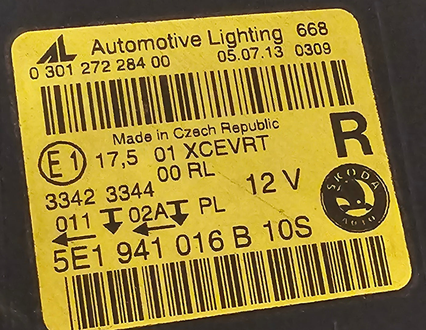 Žaromet sprednji desni-Škoda Octavia III