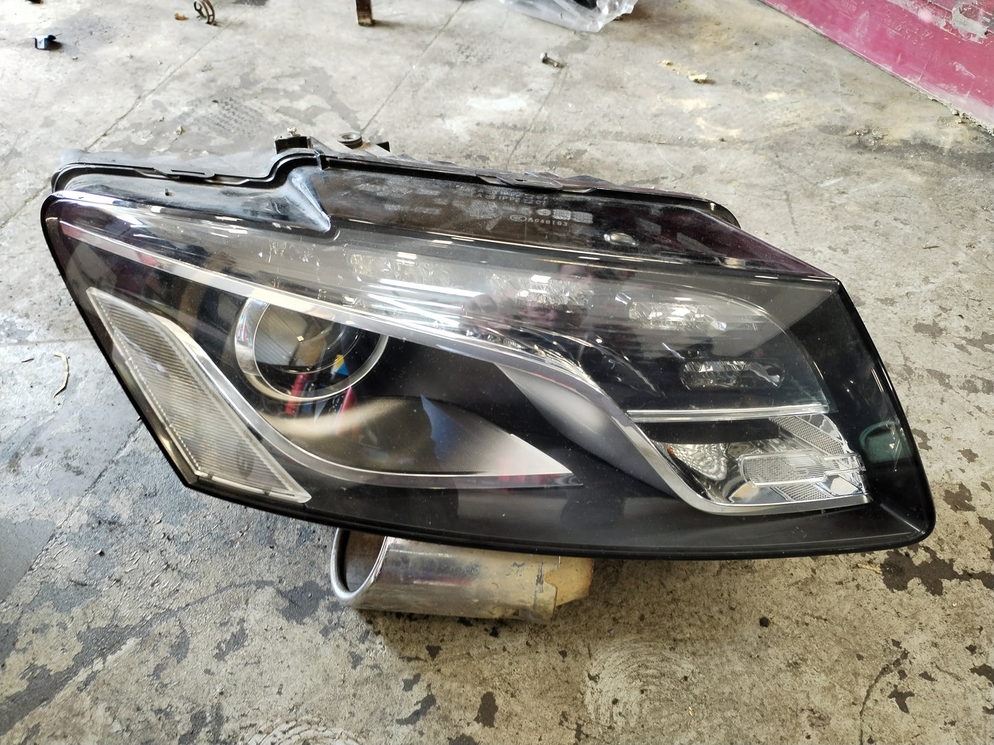 Sprednji desni Xenon žaromet - Audi Q5 8R