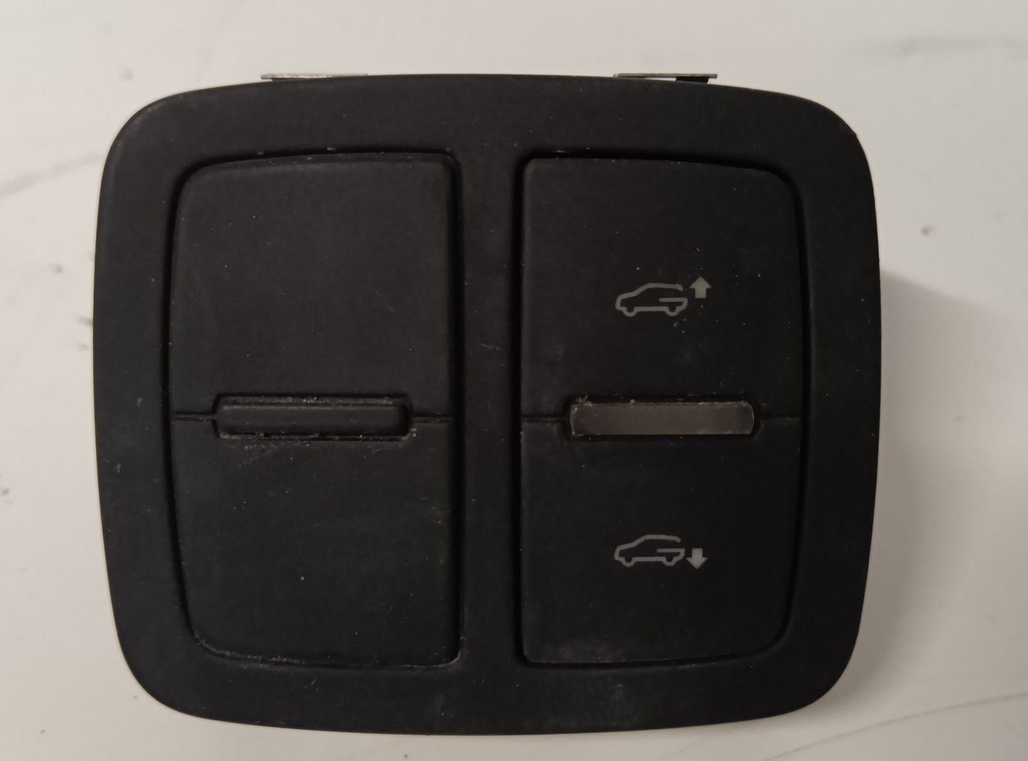 PLOŠČA ZA SPUŠČANJE PRTLJAŽNIKA AUDI 4L0959511B