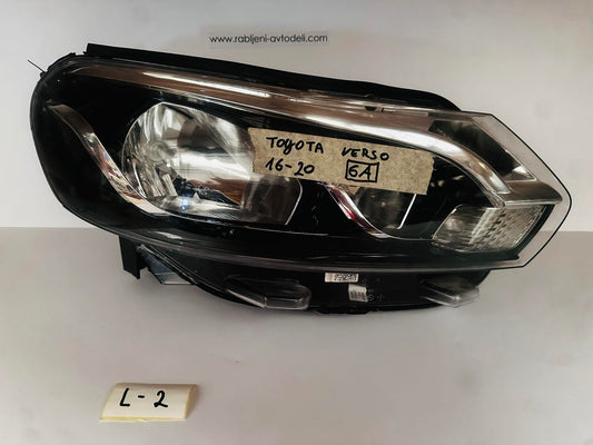 Sprednji desni žaromet - Toyota Verso II