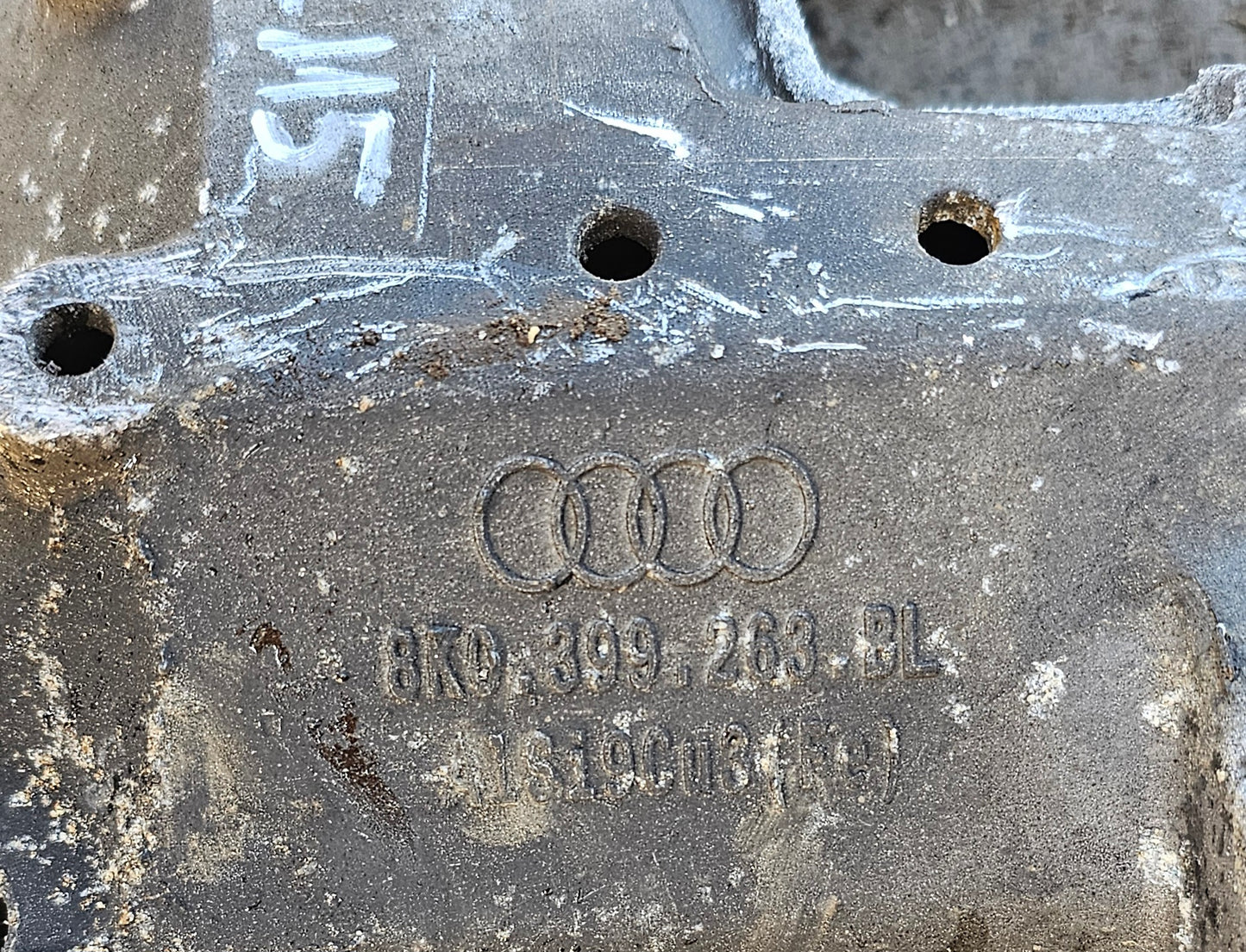Nosilec menjalnika - Audi A4 B8