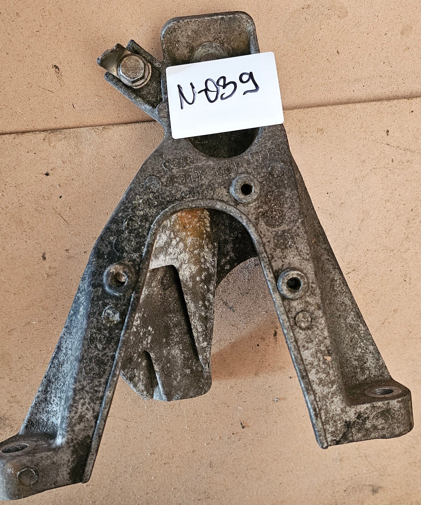 Nosilec motorja-Audi