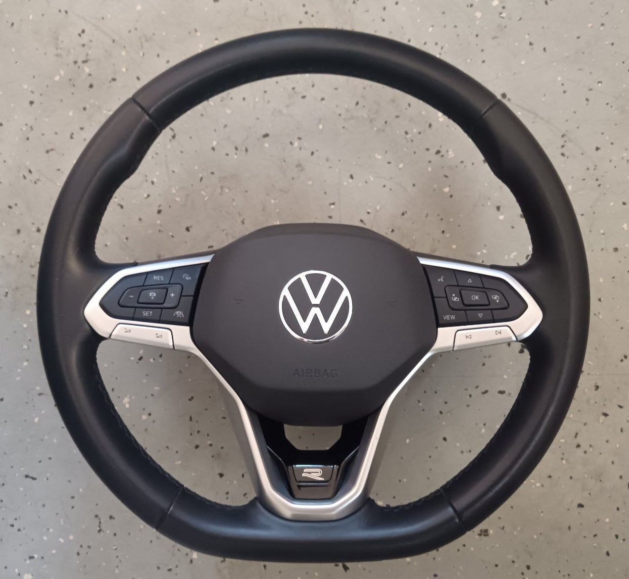 Volan VW R-Line Komplet z airbagom – Rabljeni avtodeli