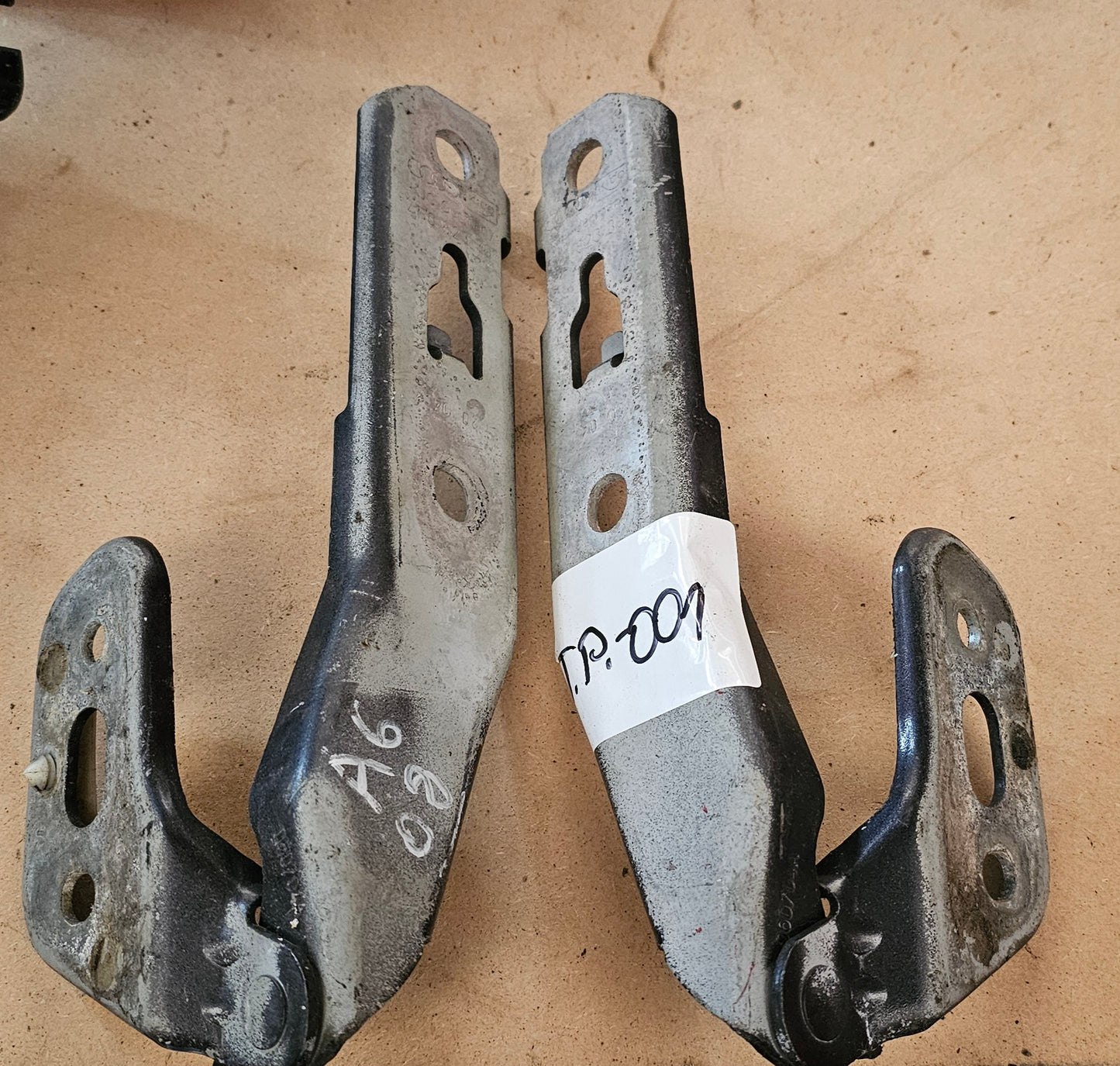 Tečaj pokrova motorja-Audi A6 C6