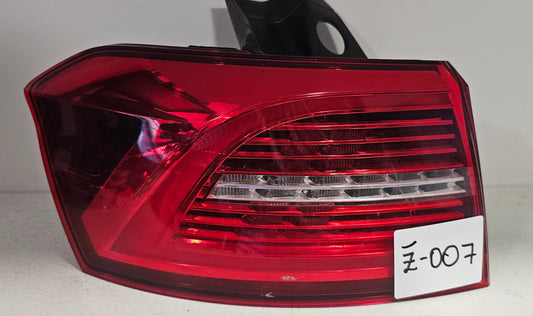 Žaromet zadnji levi VW Passat B8 (poškodovan)