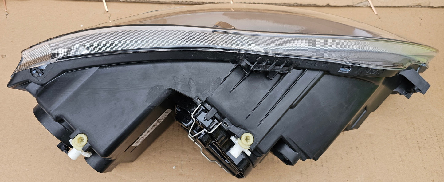 Žaromet sprednji levi-Seat Leon (poškodovan zgornji nosilec)