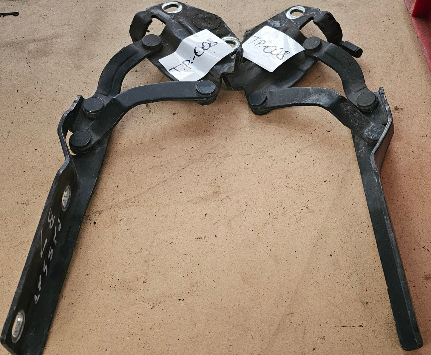 Tečaj pokrova motorja-VW Passat B7